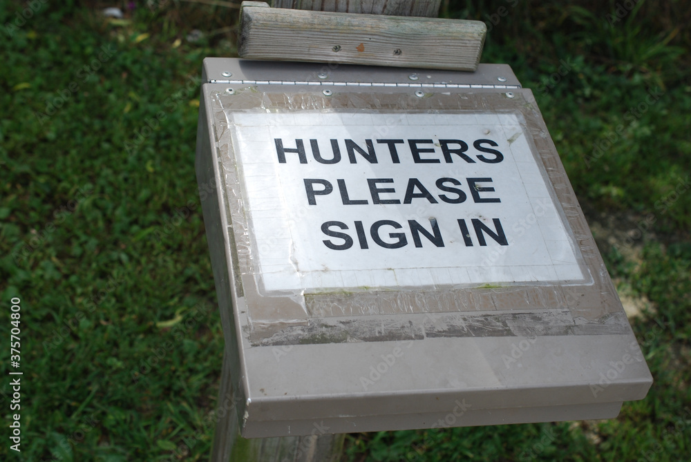 Obraz premium A sign and place for hunters to sign in to record their entry into a hunting area.