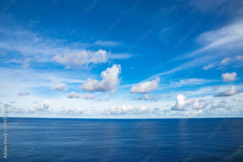 맑은 하늘과 푸른 바다
