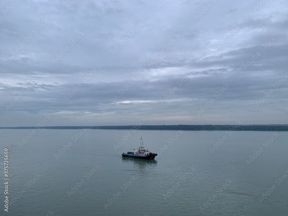 Naklejka premium boat on the lake