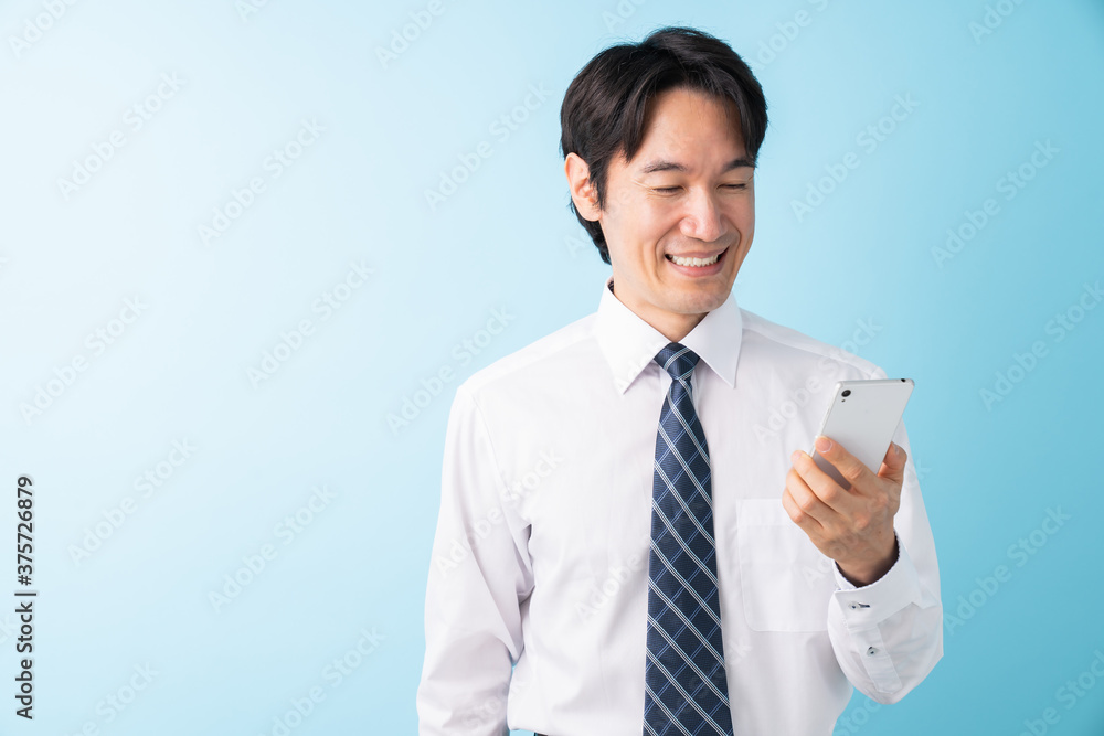 スマホを見るミドル男性 ビジネス スマホを見るミドル男性 ビジネス