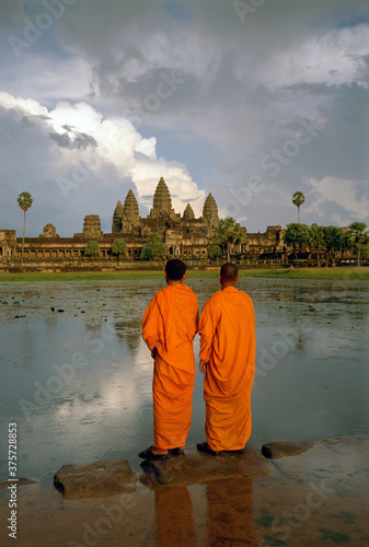 Buddhist monks in front of Angkor Wat, Angkor, UNESCO World Heritage Site, Siem Reap, Cambodia