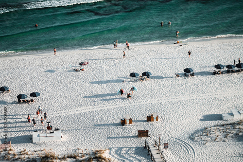 Foto Over view shots of the white sands and blue water of Navarre Beach in Florida