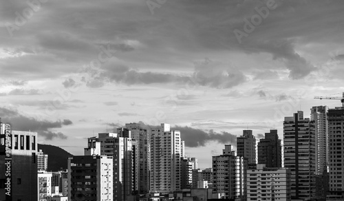 cidade panor  mica em preto e branco