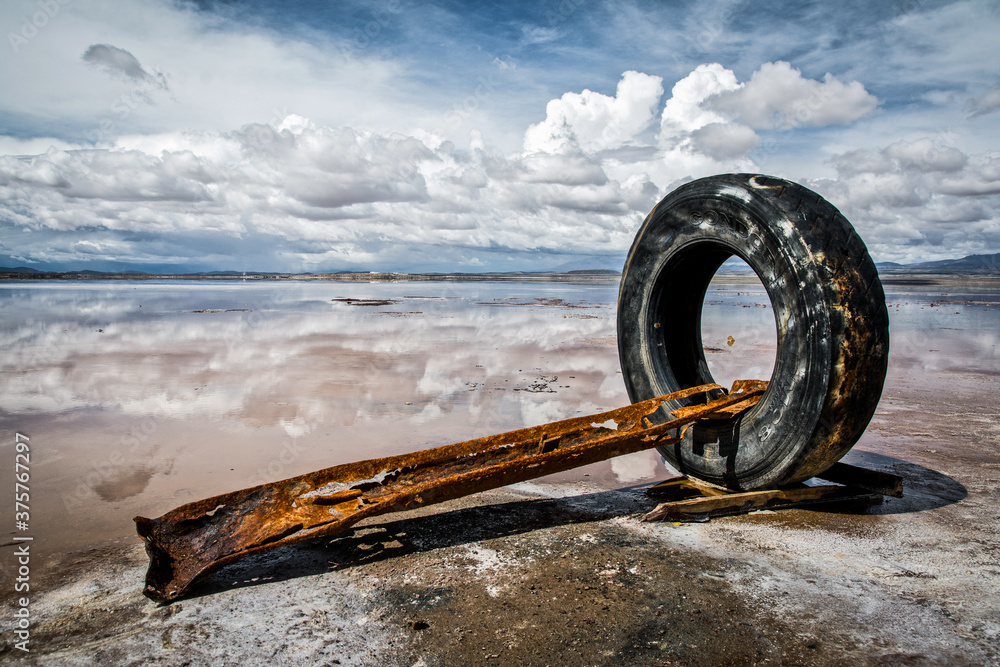 Fototapeta premium flat uyuni salt and desert , infinite mirror and water