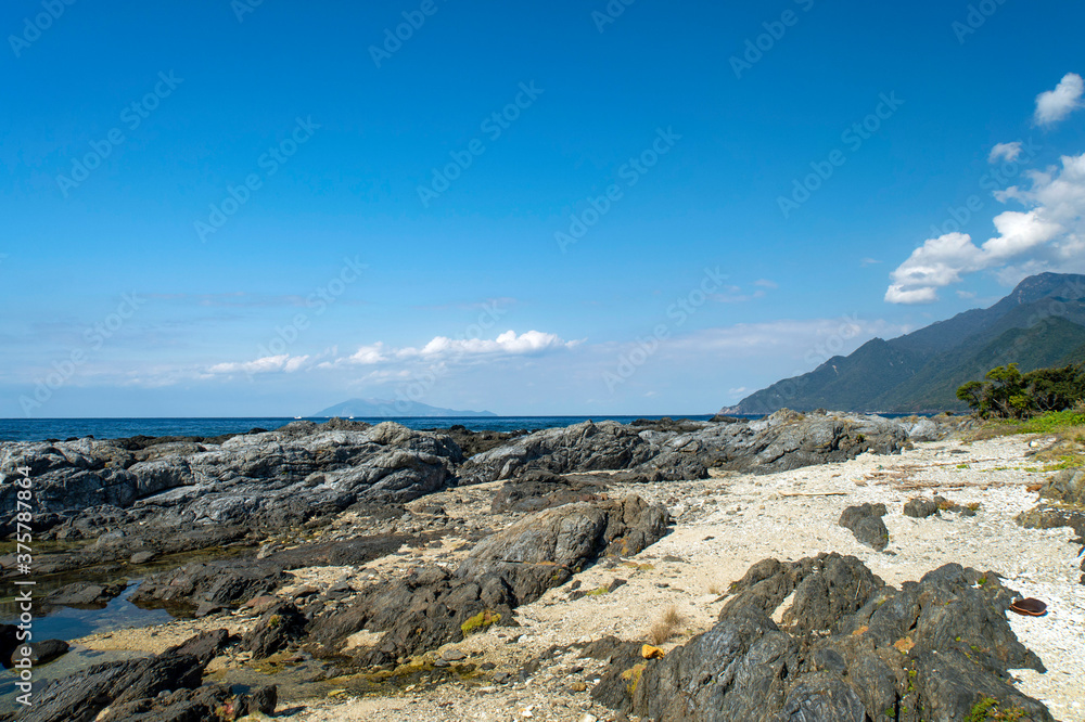 鹿児島県　屋久島のサンゴの浜海水浴場から口永良部島をのぞむ