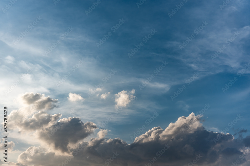 Obraz premium 背景素材 西日に照らされる雲