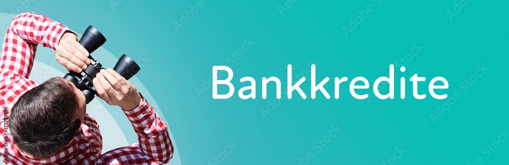 Naklejka premium Bankkredite. Mann bei Beobachtung mit Fernglas. Fokus auf Text/Wort. Panorama Format. Hintergrund blau/türkis.