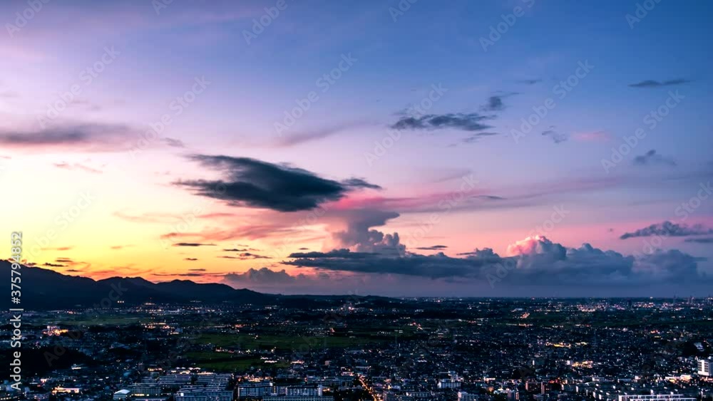 湘南平展望台から臨む夕焼け空と平塚市街地の夜景のタイムラプス映像