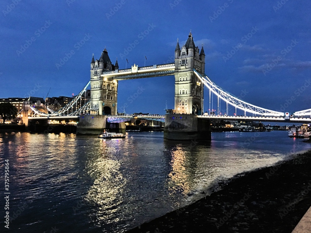 Obraz premium Tower Bridge in the evening