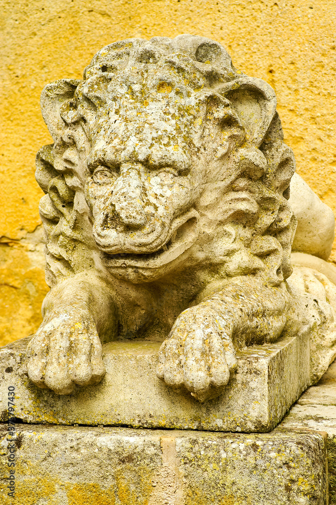 Leon tumbado de la entrada.Finca de Es Calderers (a.1700). Comarca de Es Pla. Sant Joan. Mallorca. Baleares.España.
