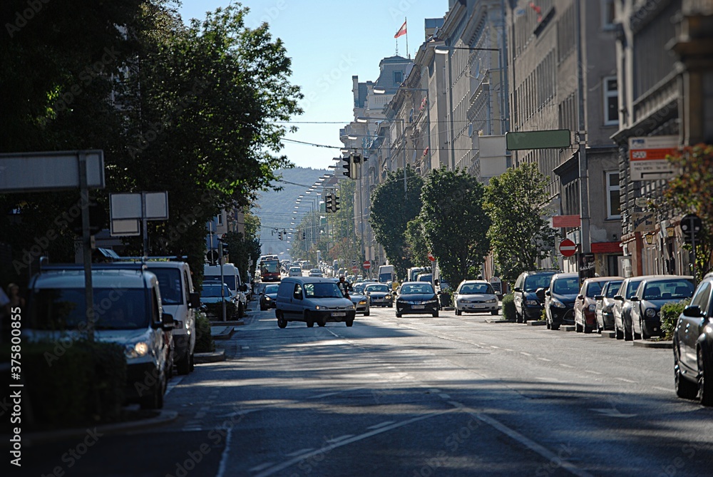 Eine stark befahrene Einfahrtstraße in die Stadt.