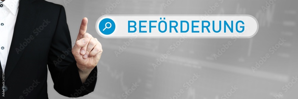 Beförderung. Mann zeigt mit Finger auf Suchfeld im Internet-Browser. Wort/Text (blau) in der Suche. Beförderung. Mann zeigt mit Finger auf Suchfeld im Internet-Browser. Wort/Text (blau) in der Suche.