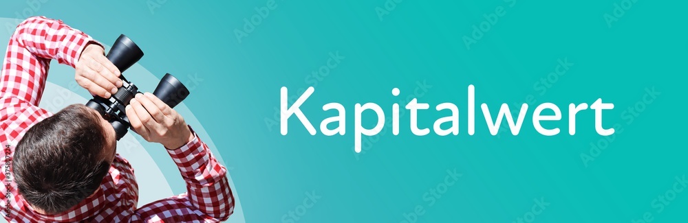 Naklejka premium Kapitalwert. Mann bei Beobachtung mit Fernglas. Fokus auf Text/Wort. Panorama Format. Hintergrund blau/türkis.