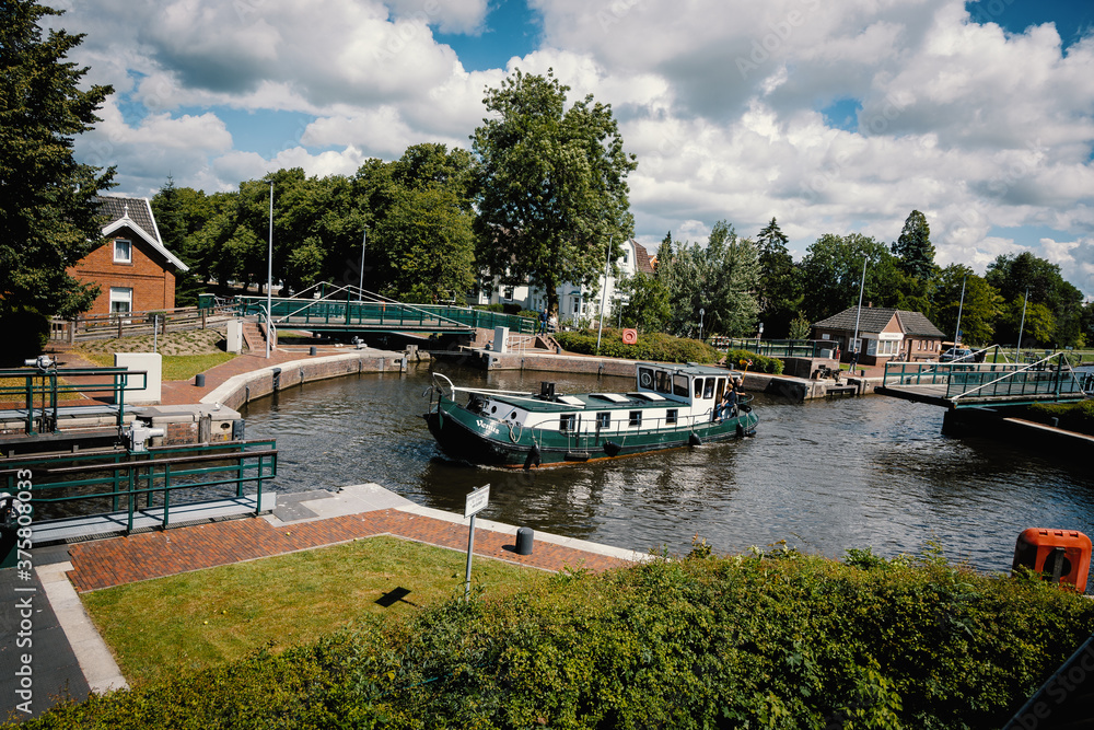 Fototapeta Blick auf die Kesselschleuse in Emden, Ostfriesland, Deutschland