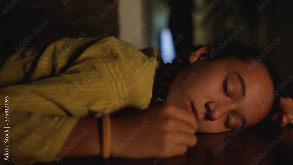 Desmayo. Niña tumbada en el pasillo es socorrida por su madre.