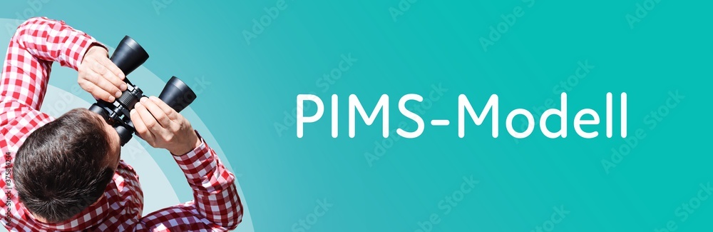 Naklejka premium PIMS-Modell. Mann bei Beobachtung mit Fernglas. Fokus auf Text/Wort. Panorama Format. Hintergrund blau/türkis.