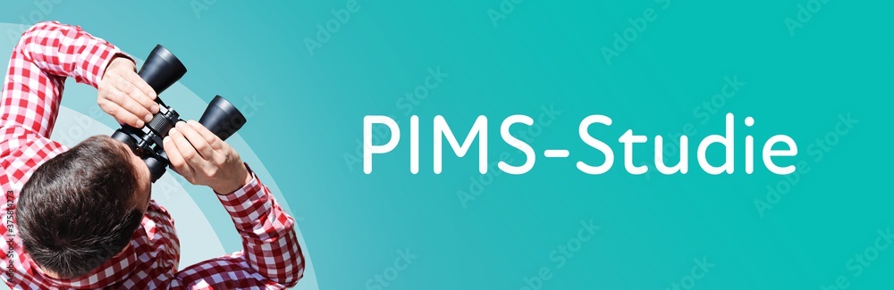Fototapeta premium PIMS-Studie. Mann bei Beobachtung mit Fernglas. Fokus auf Text/Wort. Panorama Format. Hintergrund blau/türkis.