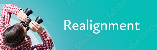 Realignment. Mann bei Beobachtung mit Fernglas. Fokus auf Text/Wort. Panorama Format. Hintergrund blau/türkis.