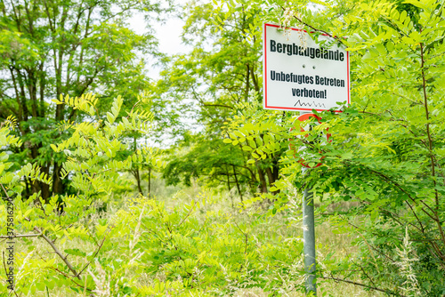 
Bockwitzer See als Bergbaufolgelandschaft mit dem Verbotsschild 