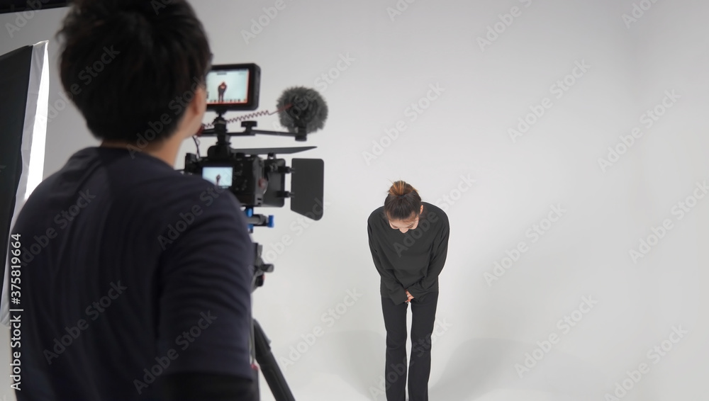 プロモーション動画を撮影する女性とカメラマン Stock Photo Adobe Stock