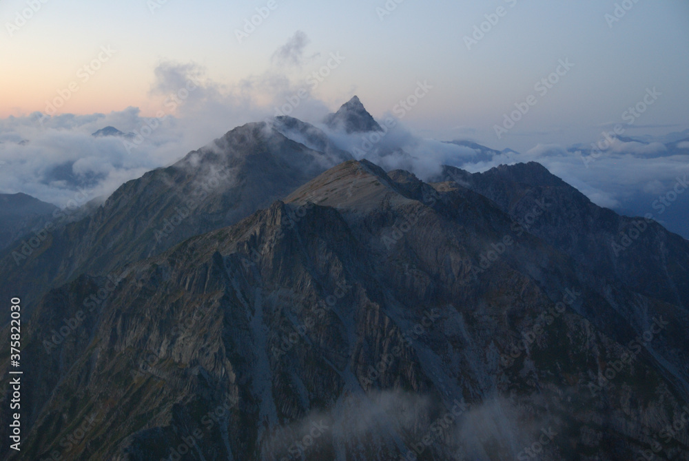 Obraz premium Mt. Yarigatake in the sea of clouds @Japan Alps / 雲海に浮かぶ北アルプス 槍ヶ岳の夕暮れ（日本百名山）