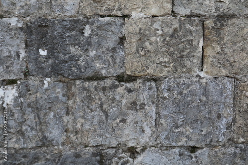 parete di sassi colorati e cementati