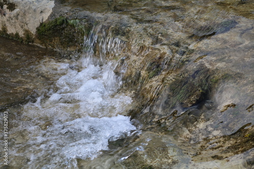 cascate in un piccolo fiume