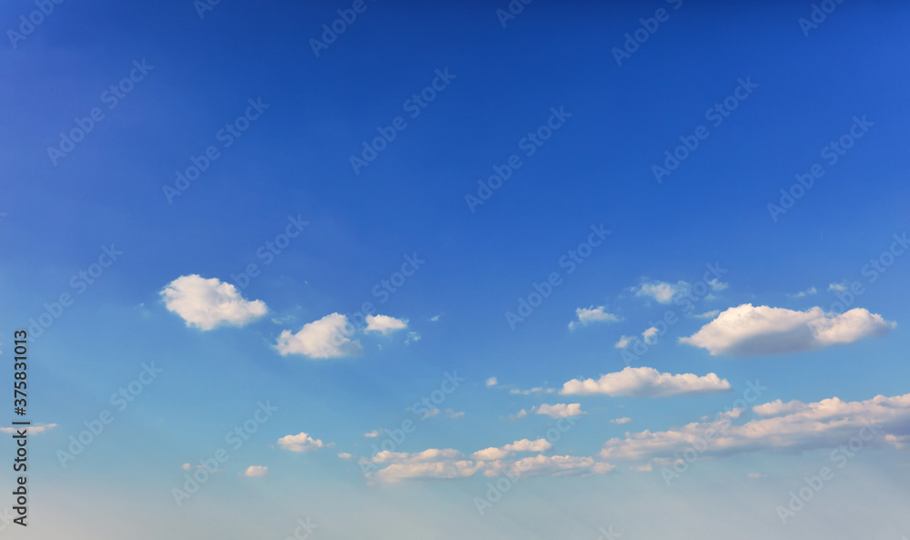 Blauer Himmel mit weißen Wolken an sonnigem Tag Blauer Himmel mit weißen Wolken an sonnigem Tag