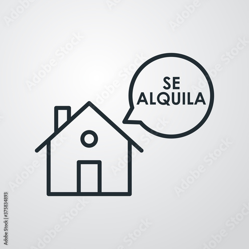 Concepto Real Estate. Venta de inmuebles. Icono plano lineal casa con texto Se Alquila en español en burbuja de habla en fondo gris