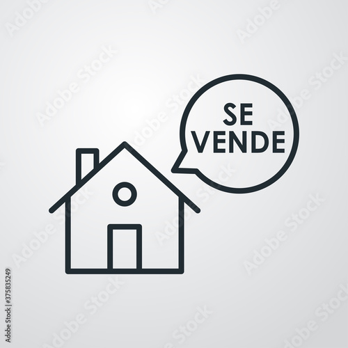 Concepto Real Estate. Venta de inmuebles. Icono plano lineal casa con texto Se Vende en español en burbuja de habla en fondo gris