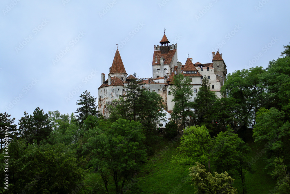 El castillo de Bran comúnmente conocido fuera de Rumanía como el castillo de Drácula en un día nublado. Bran, Rumanía.