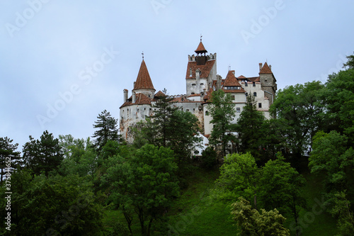 El castillo de Bran com  nmente conocido fuera de Ruman  a como el castillo de Dr  cula en un d  a nublado. Bran  Ruman  a.