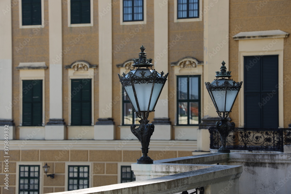 Romantische Lampen auf einem Balkon von einem Schloss im Barockstil