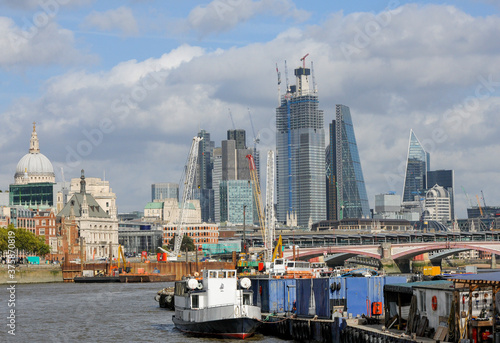 London, Finanzdistrikt mit der Kuppel von St. Pauls und der Themse.© Endrik Baublies