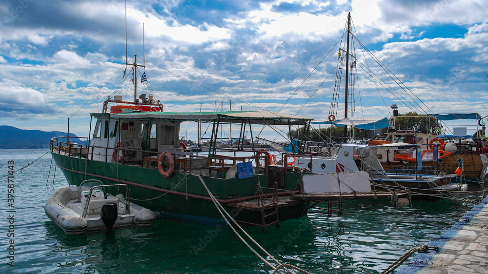 Schiffe und Boote in einem kleinen Hafen auf der Insel Samos
