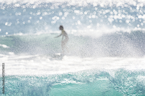 サーフィン　波乗り　海　水しぶき　夏