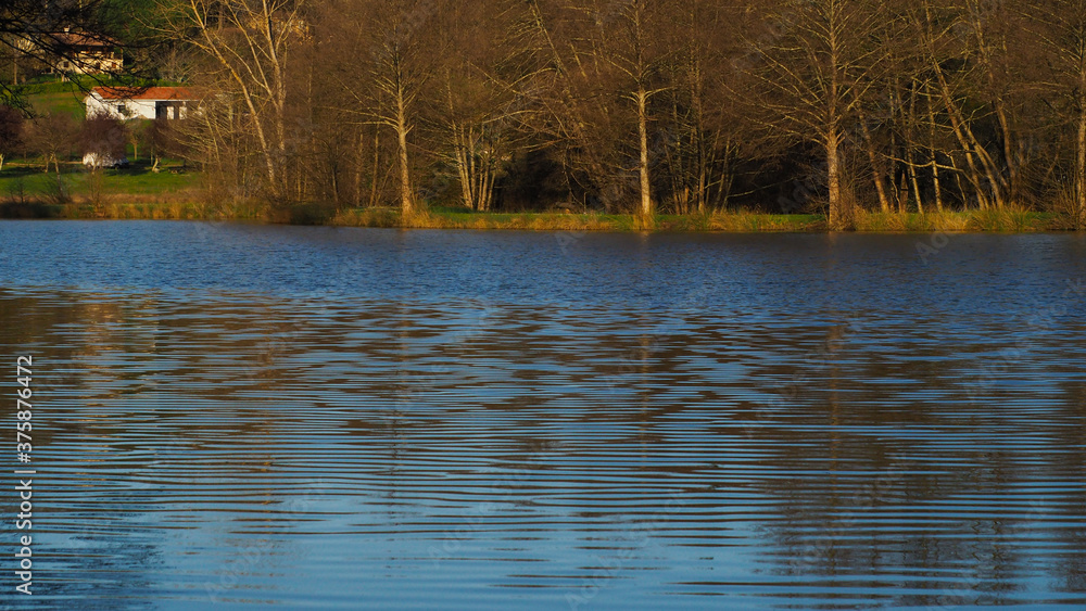 Obraz premium Vaguelettes sur la surface d'un lac, dans le Gers