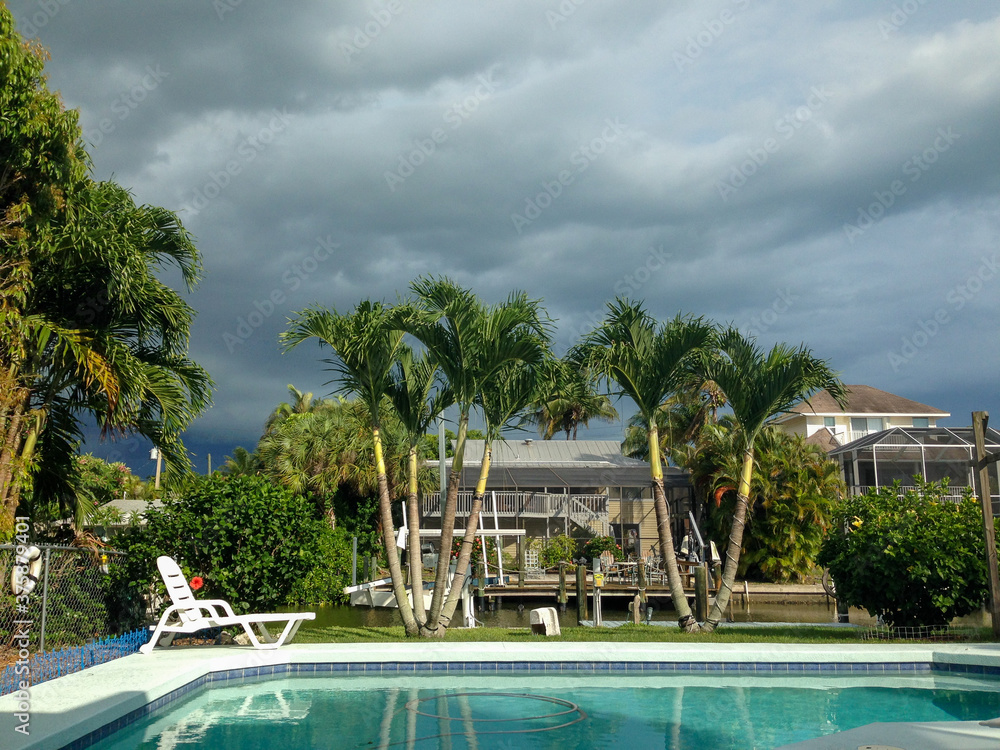 Sturmwolken über Haus in Florida