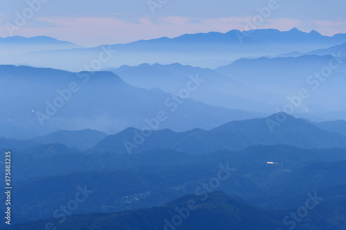 中部山岳国立公園、八方尾根より南アルプスを望む。白馬、長野、日本。10月上旬。
