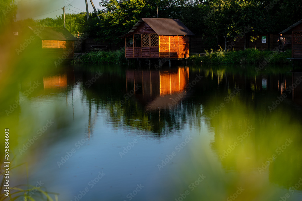 Obraz premium Brown wooden house on the lake 