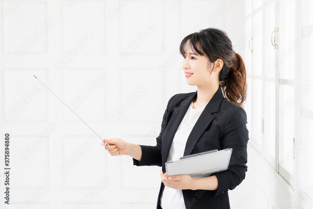 指し棒でポイントを示す若いビジネスウーマン