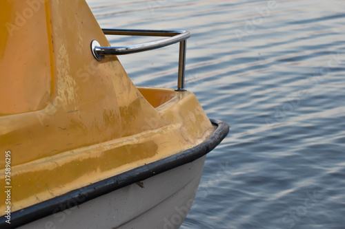 Pomarańczowo-biała burta roweru wodnego.