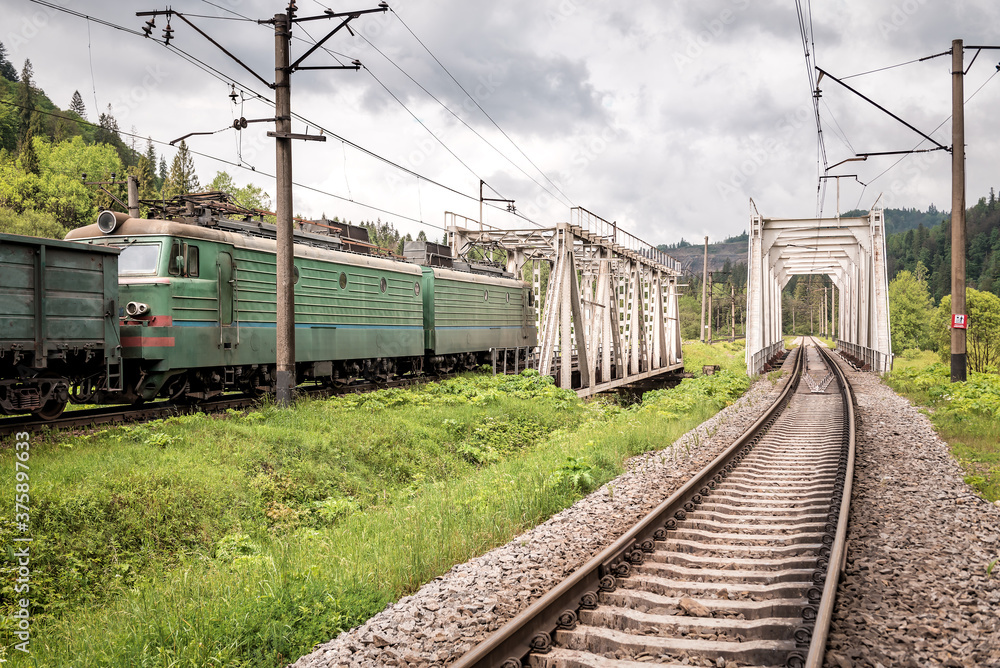Obraz premium cargo train and railway bridge
