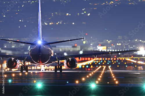 夜の滑走路で離陸体制の旅客機