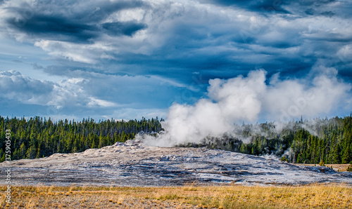 Tablou canvas Eruption of Old Faithful geyser at Yellowstone national park