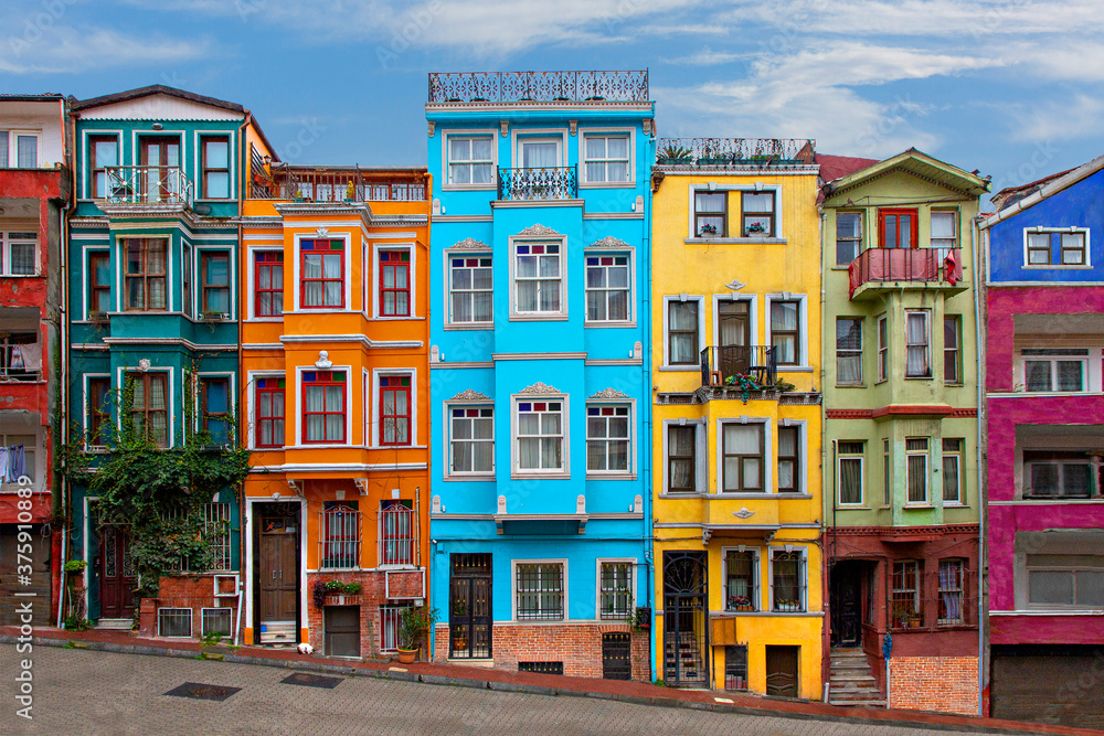 Obraz premium Colorful historical houses in the old neighborhood of Balat in Istanbul, Turkey