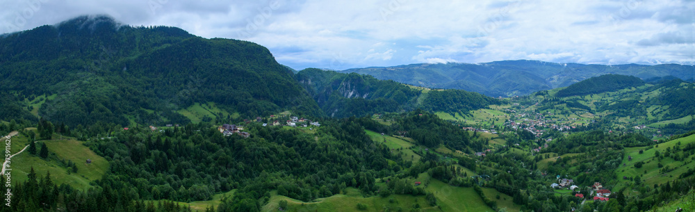 Fototapeta premium Podu Dambovitei y el valle del río Dambovita en Transilvania, Rumanía.