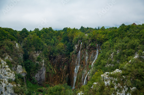 Caida de agua por las rocas