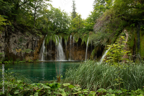 Lago con cataratas en parque natural