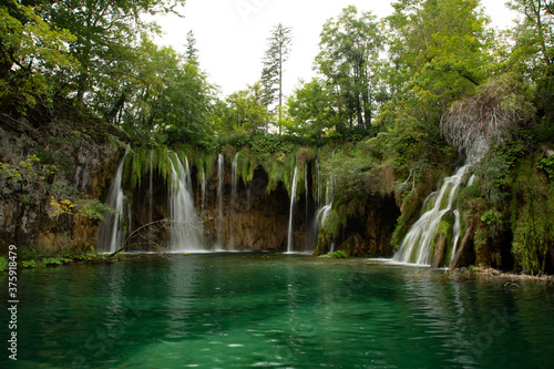 Cataratas sobre lago de agua verde esmeralda